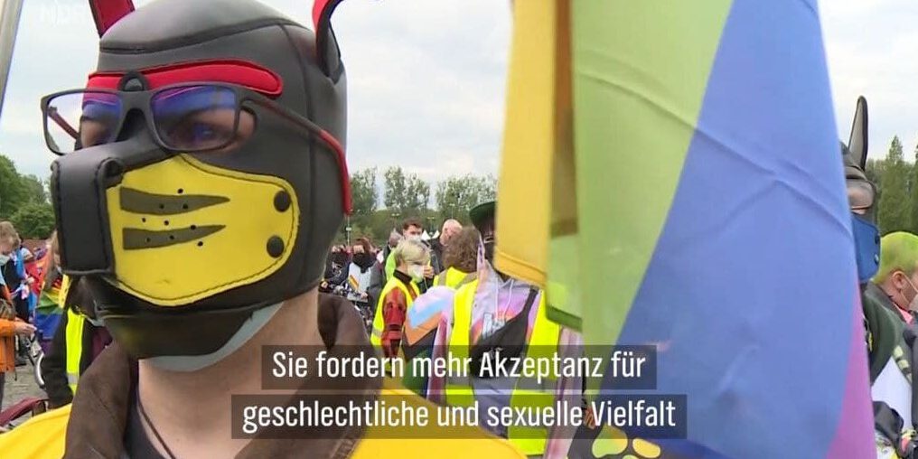 Hannover CSD ’21 Fahrraddemo Freie Wuffel zeigen Flagge