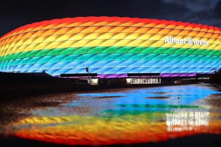 Stadion mit Regenbogen